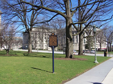 State UGRR marker that stands where Tanner's Alley intersected Walnut Street.